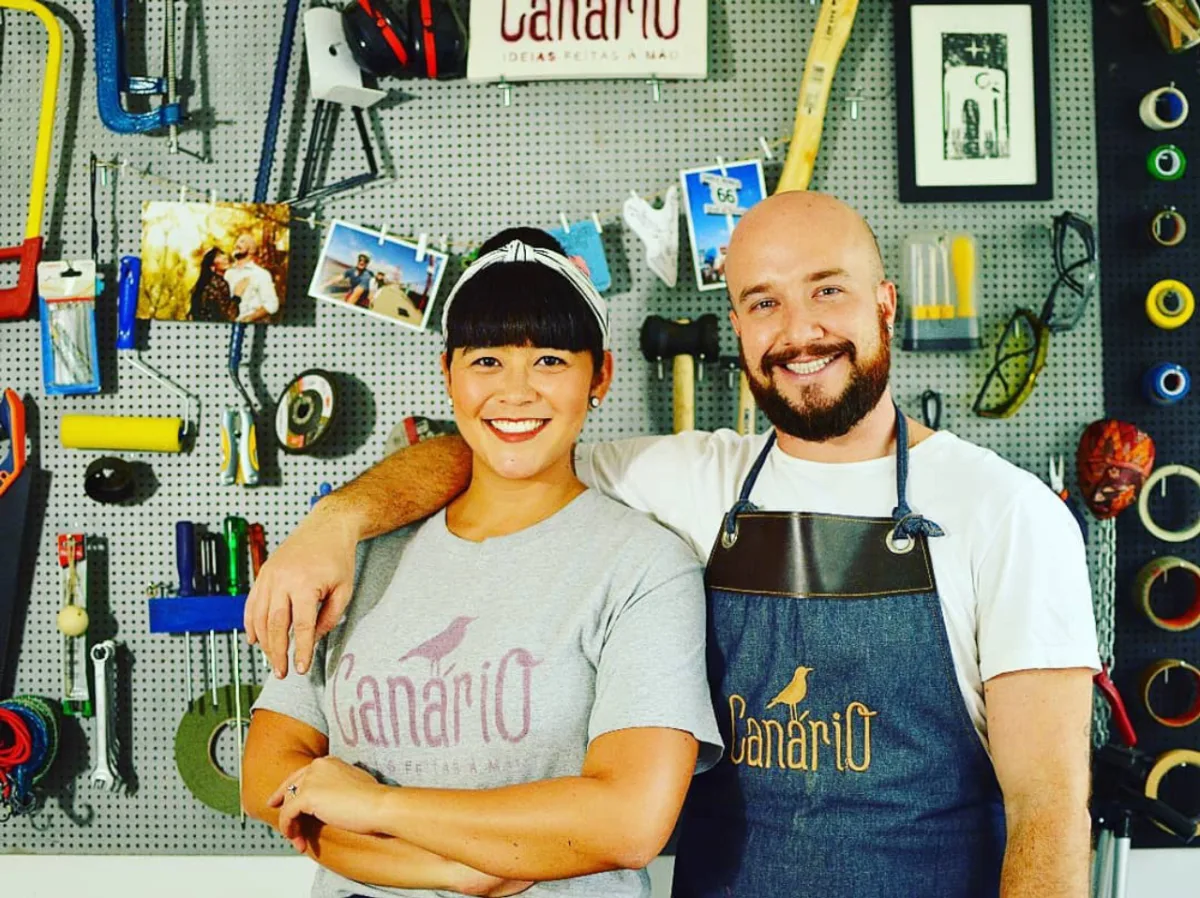 Guilherme e Renata são os criativos à frente da Canário Handmade, conhecida pelo mobiliário rústico de ferro e madeira, com uma pegada que mistura o industrial, o minimalismo e o escandinavo.