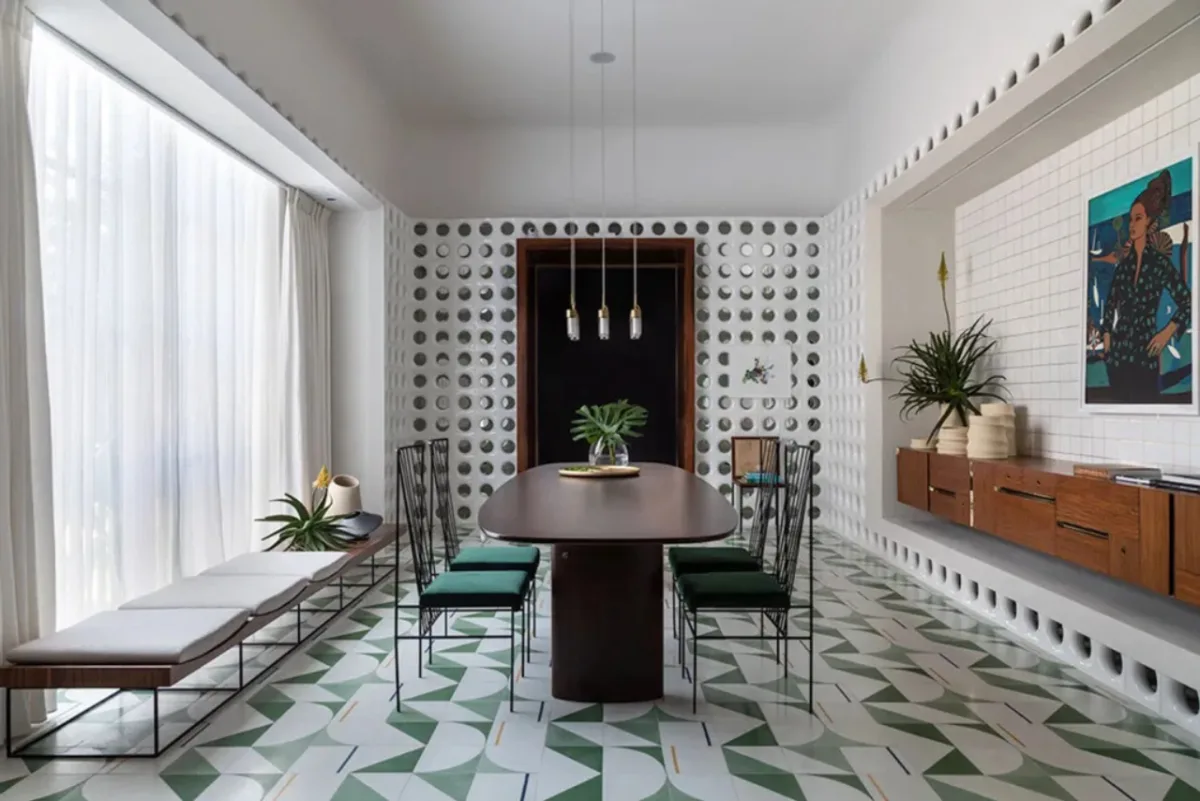 Ambiente que esbanja brasilidade, a Sala de Jantar, assinada por Naomi Abe, foi um dos destaques da Casa Cor São Paulo 2018.