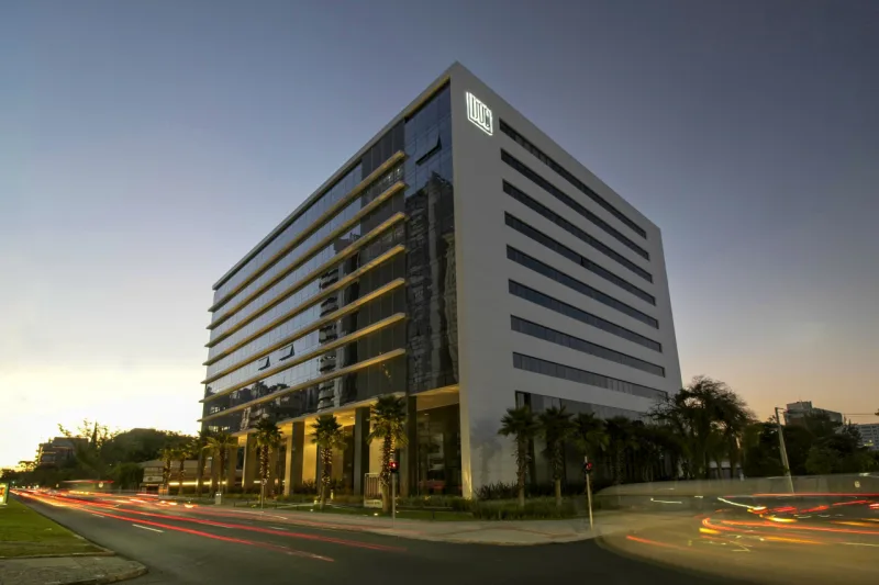 DOC Batel é um dos projetos assinados pelo escritório Baggio Schiavon Arquitetura.
