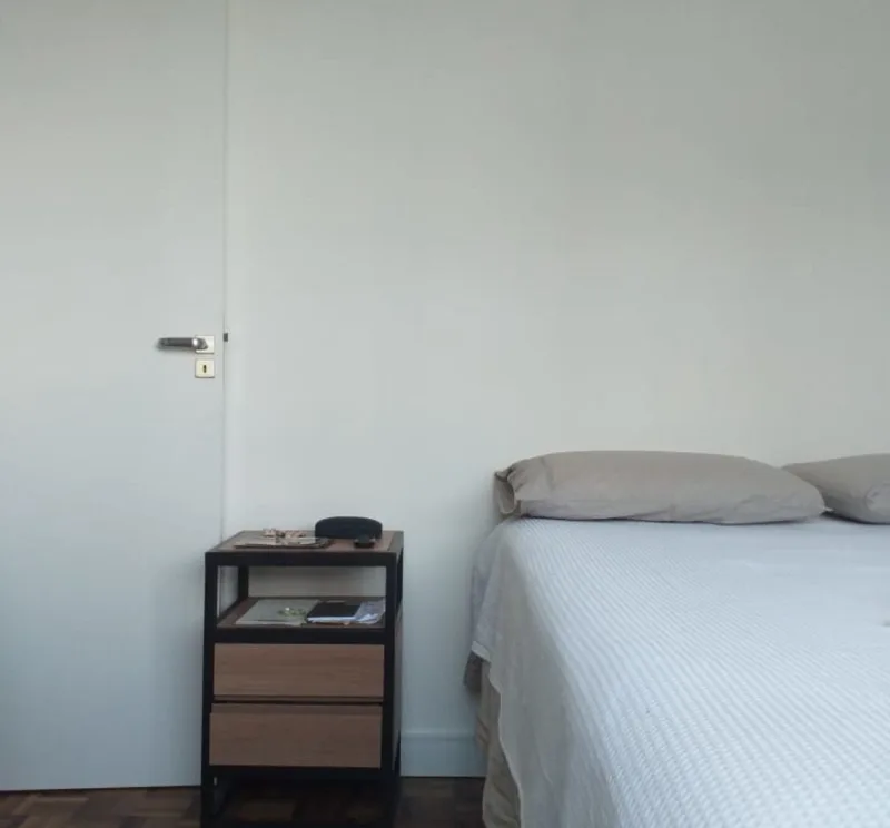 Quarto do apartamento também foi reformado.