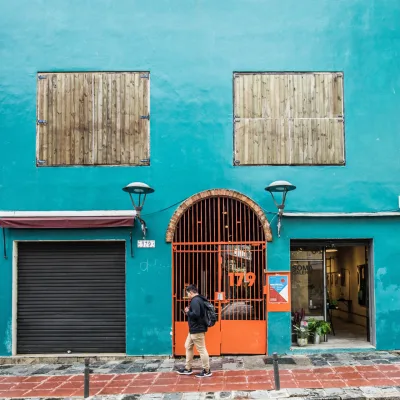 Casa do escultor Ricardo Tod vira refúgio urbano em meio ao centro histórico de Curitiba