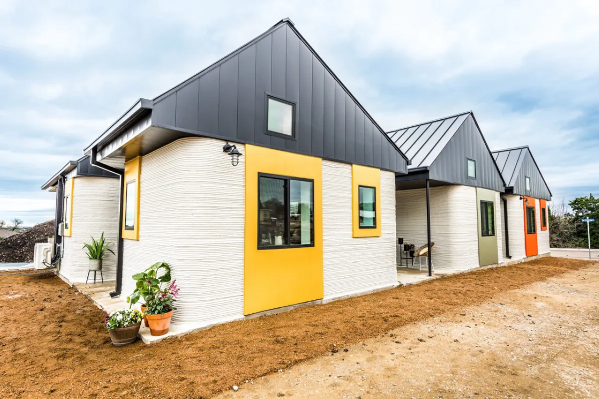 Casas construídas pela Icon atendem sem-teto nos EUA.