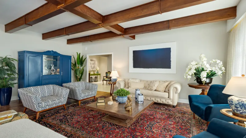 Na sala, o azul está
presente em diferentes pontos da decoração.