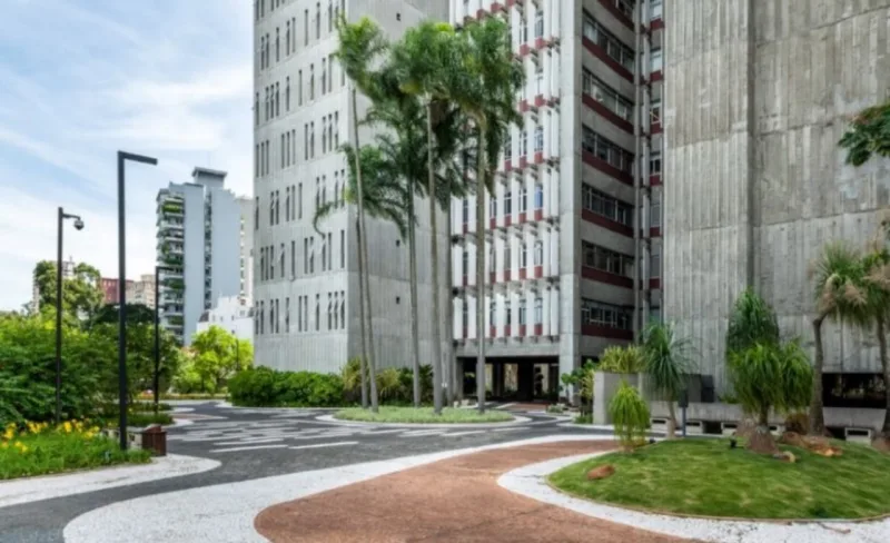 Parte da praça privativa com jardins assinados por Burle Marx em edifício de São Paulo.