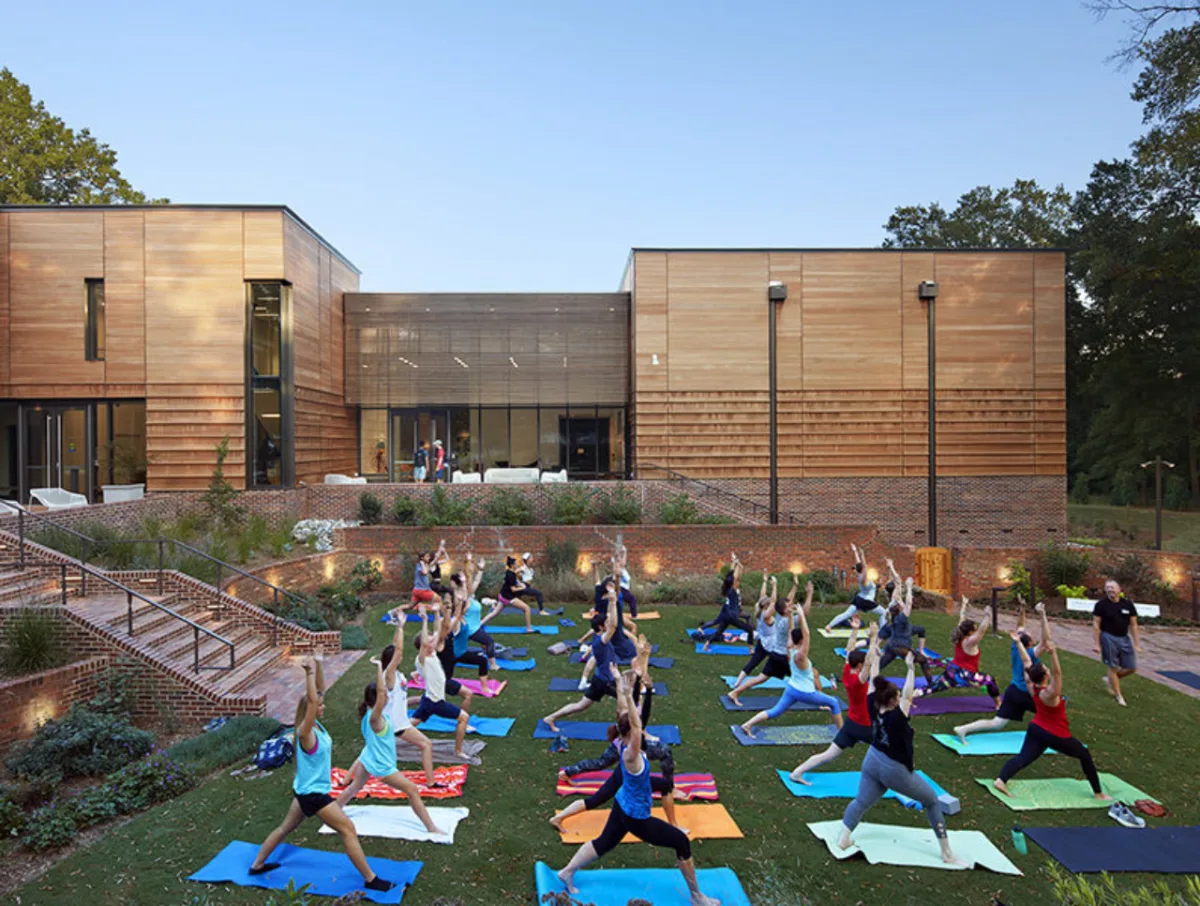 Gregg Museum de Art e Design em Raleigh, na Carolina do Norte, nos Estados Unidos, onde a comunidade utiliza partes do edifício para atividades públicas e coletivas.