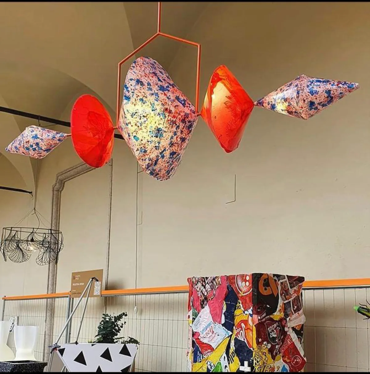 Luminária da marca catarinense RatoRói, que trabalha com sacolas plásticas descartáveis: reaproveitamento é grande tendência no design.