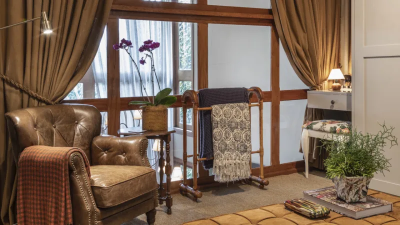 Closet segue o décor do quarto e tem janelas
de vidro com vista para a
sala de estar.