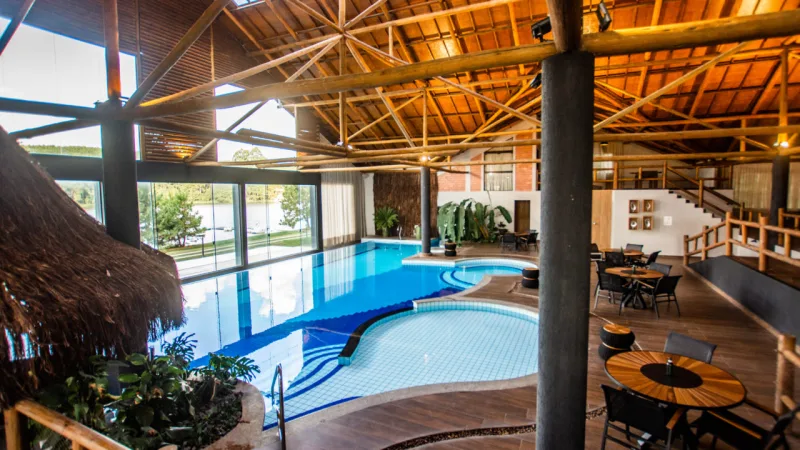 Piscina interna é
aquecida e integrada aos
espaços de convivência.