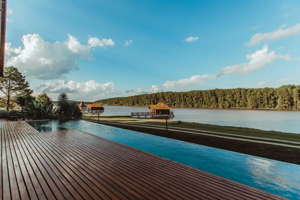 Nova piscina da Casa de Banho possui cantos em borda infinita, eliminando
as barreiras de observação e favorecendo a integração com os
elementos naturais.
