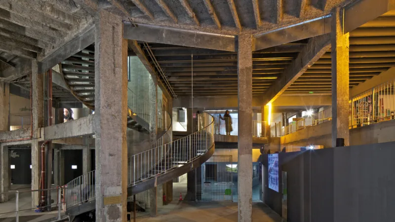 Um dos espaços do Palais de Tokyo, em Paris, que aposentou o uso do branco em espaços de arte, em prol de cenários mais humanos e flexíveis.