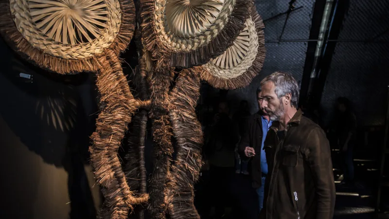 Os irmãos Fernando e Humberto Campana, referência máxima do design brasileiro, em sua exposição no Museu Oscar Niemeyer (MON), em 2017.
