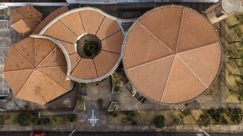 Igreja do Divino Espírito Santo do Cerrado, em Uberlândia, projetada por Lina em 1975.