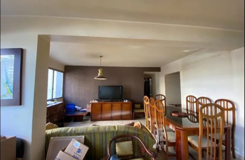 O "antes"da sala de um apartamento adquirido pela arquiteta Gabriela Casagrande para investimento. Foto: Arquivo Pessoal.