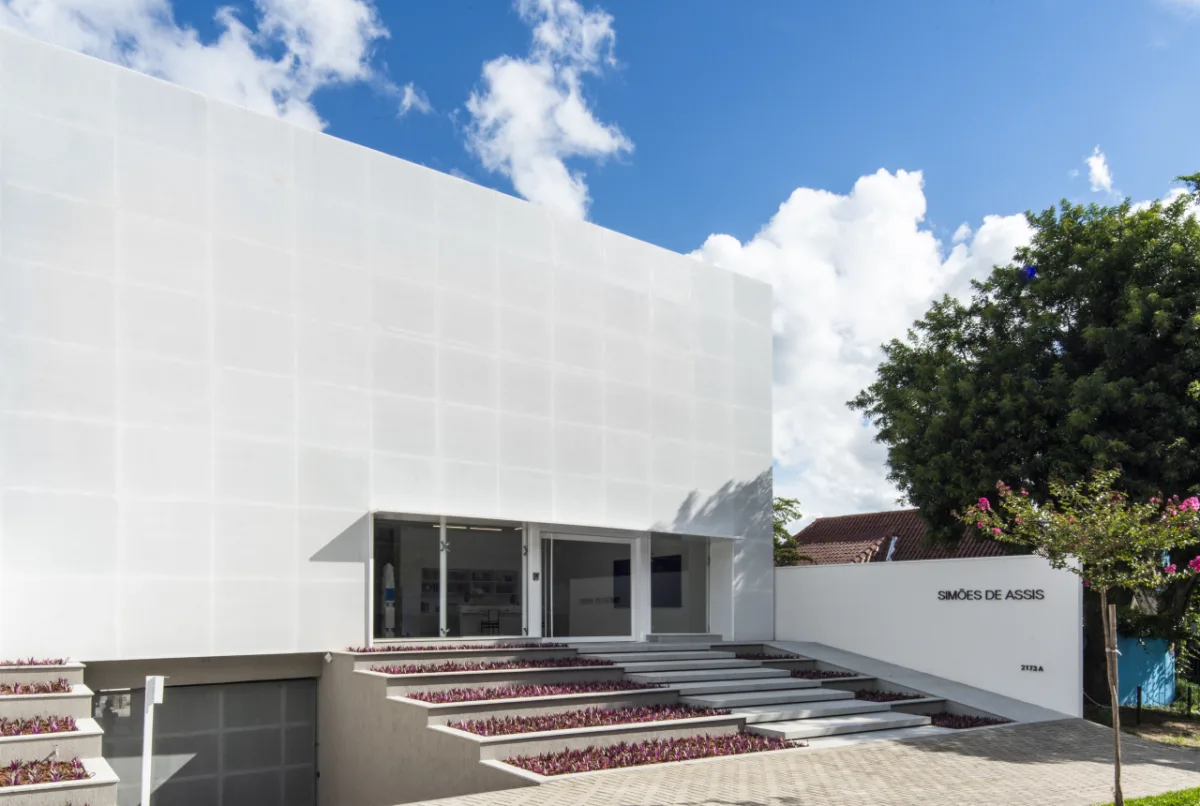 Projeto da Arquea seguiu preceito museológico e amenizou luminosidade com chapas metálicas na fachada.