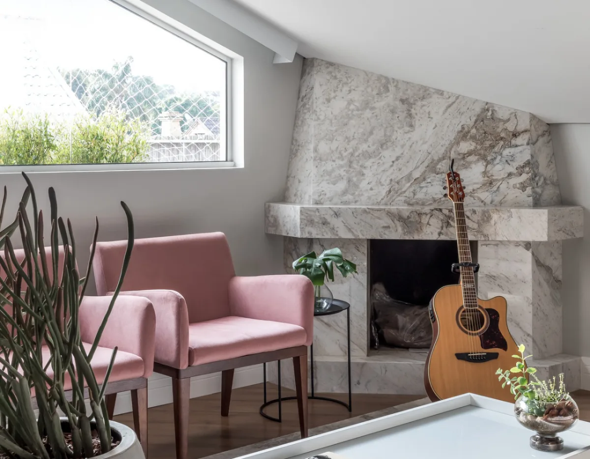 Decoração descontraída, neutra e com bastante interação com a natureza são marcas do projeto de novo sobrado assinado por Larissa Loh.